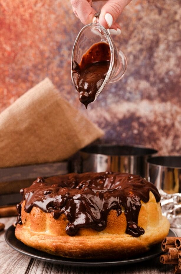 Bolo Vulcão de Chocolate: cobertura cremosa e irresistível no centro