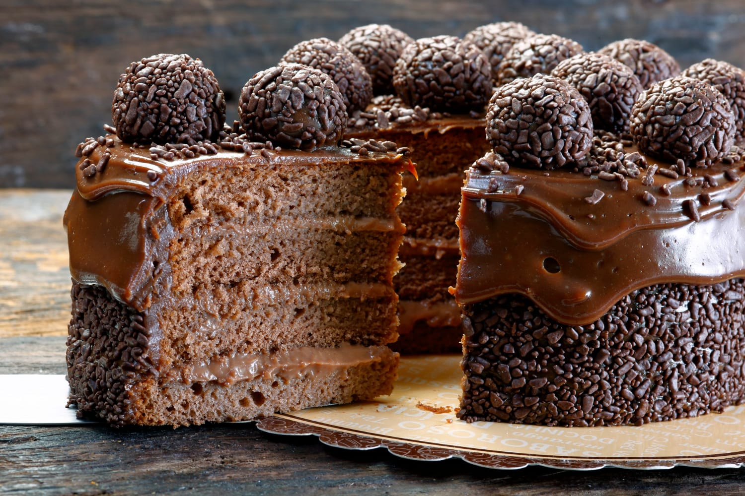 Bolo de Brigadeiro Cremoso: receita fácil para surpreender no sabor do chocolate