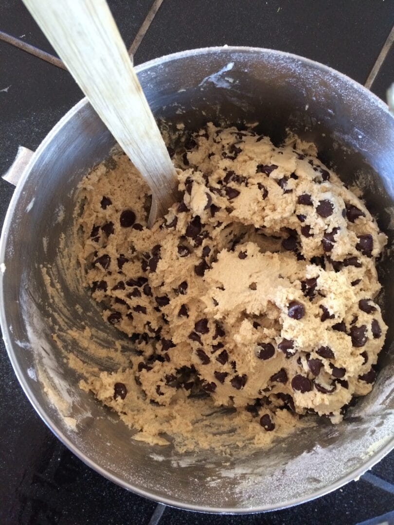 Cookies americanos com gotas de chocolate: sabor e maciez em cada mordida